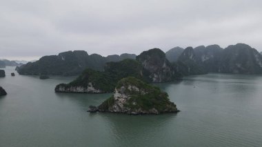 Ha Long Körfezi, Vietnam - 26 Kasım 2022: 