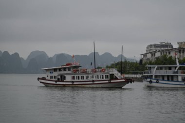 Ha Long Körfezi, Vietnam - 26 Kasım 2022: 