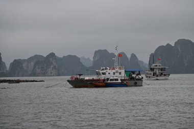 Ha Long Körfezi, Vietnam - 26 Kasım 2022: 