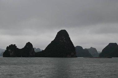 Ha Long Körfezi, Vietnam - 26 Kasım 2022: 