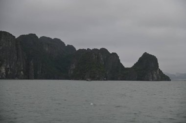 Ha Long Körfezi, Vietnam - 26 Kasım 2022: 