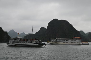 Ha Long Körfezi, Vietnam - 26 Kasım 2022: 