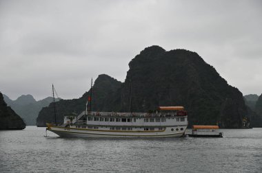 Ha Long Körfezi, Vietnam - 26 Kasım 2022: 