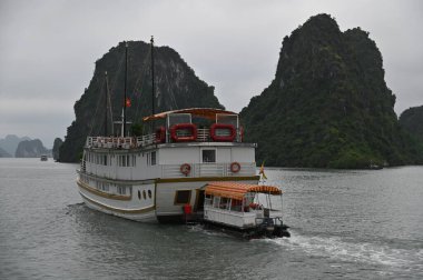 Ha Long Körfezi, Vietnam - 26 Kasım 2022: 