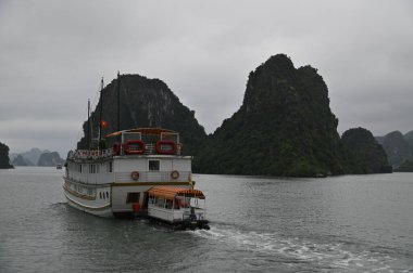 Ha Long Körfezi, Vietnam - 26 Kasım 2022: 