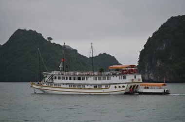Ha Long Körfezi, Vietnam - 26 Kasım 2022: 