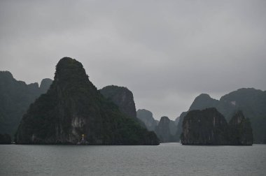 Ha Long Körfezi, Vietnam - 26 Kasım 2022: 
