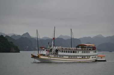 Ha Long Körfezi, Vietnam - 26 Kasım 2022: 