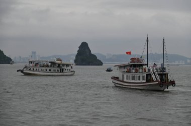 Ha Long Körfezi, Vietnam - 26 Kasım 2022: 