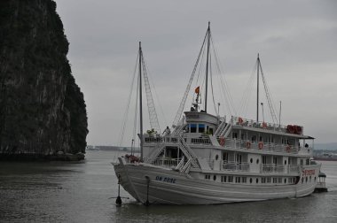 Ha Long Körfezi, Vietnam - 26 Kasım 2022: 