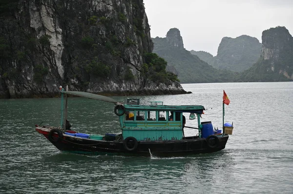 Ha Long Körfezi, Vietnam - 26 Kasım 2022: 