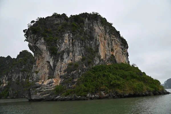 Ha Long Körfezi, Vietnam - 26 Kasım 2022: 