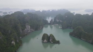 Ha Long Körfezi, Vietnam - 26 Kasım 2022: 