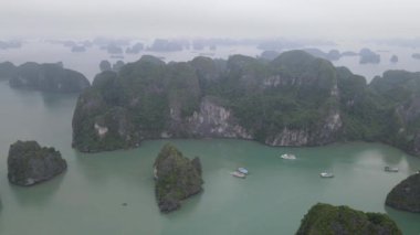 Ha Long Körfezi, Vietnam - 26 Kasım 2022: 
