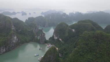 Ha Long Körfezi, Vietnam - 26 Kasım 2022: 