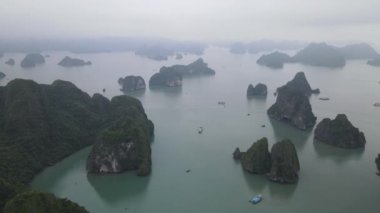 Ha Long Körfezi, Vietnam - 26 Kasım 2022: 