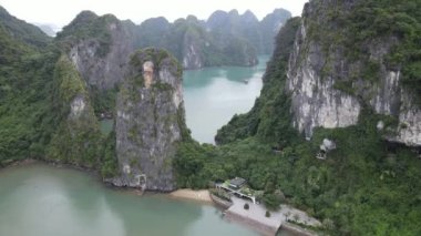 Ha Long Körfezi, Vietnam - 26 Kasım 2022: 