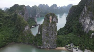 Ha Long Körfezi, Vietnam - 26 Kasım 2022: 