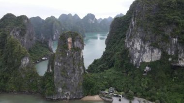 Ha Long Körfezi, Vietnam - 26 Kasım 2022: 