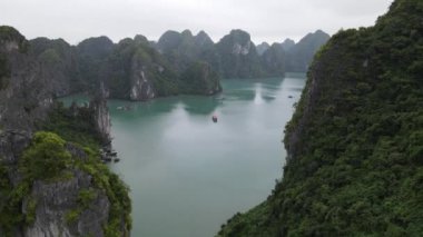 Ha Long Körfezi, Vietnam - 26 Kasım 2022: 
