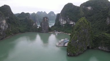 Ha Long Körfezi, Vietnam - 26 Kasım 2022: 