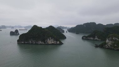 Ha Long Körfezi, Vietnam - 26 Kasım 2022: 