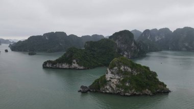 Ha Long Körfezi, Vietnam - 26 Kasım 2022: 