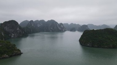 Ha Long Körfezi, Vietnam - 26 Kasım 2022: 