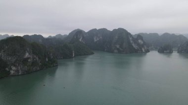 Ha Long Körfezi, Vietnam - 26 Kasım 2022: 