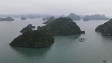 Ha Long Körfezi, Vietnam - 26 Kasım 2022: 