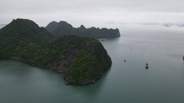 Ha Long Körfezi, Vietnam - 26 Kasım 2022: 