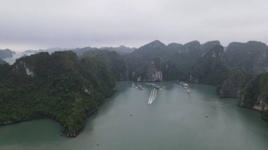 Ha Long Körfezi, Vietnam - 26 Kasım 2022: 