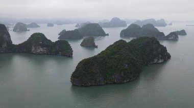 Ha Long Körfezi, Vietnam - 26 Kasım 2022: 