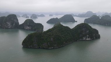 Ha Long Körfezi, Vietnam - 26 Kasım 2022: 