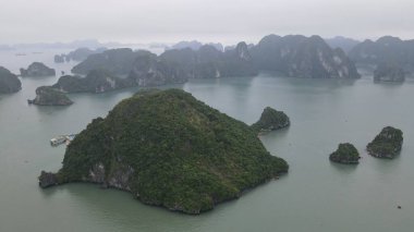 Ha Long Körfezi, Vietnam - 26 Kasım 2022: 