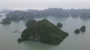 Ha Long Körfezi, Vietnam - 26 Kasım 2022: 