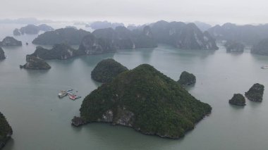 Ha Long Körfezi, Vietnam - 26 Kasım 2022: 