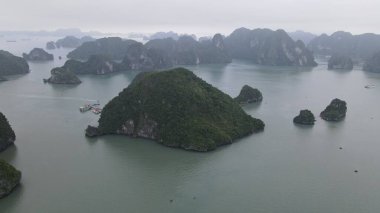 Ha Long Körfezi, Vietnam - 26 Kasım 2022: 