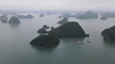 Ha Long Körfezi, Vietnam - 26 Kasım 2022: 