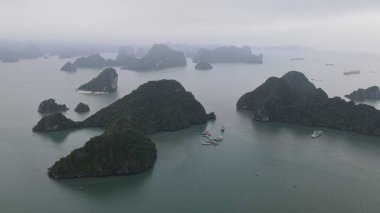 Ha Long Körfezi, Vietnam - 26 Kasım 2022: 