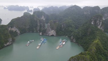 Ha Long Körfezi, Vietnam - 26 Kasım 2022: 