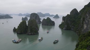 Ha Long Körfezi, Vietnam - 26 Kasım 2022: 