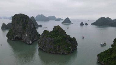 Ha Long Körfezi, Vietnam - 26 Kasım 2022: 