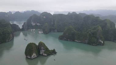 Ha Long Körfezi, Vietnam - 26 Kasım 2022: 