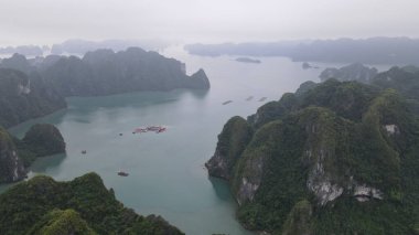 Ha Long Körfezi, Vietnam - 26 Kasım 2022: 