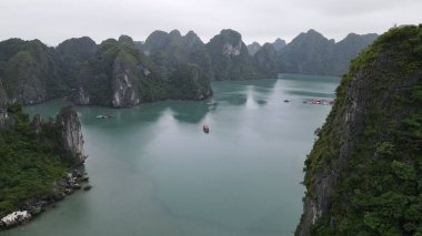 Ha Long Körfezi, Vietnam - 26 Kasım 2022: 