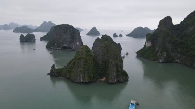 Ha Long Körfezi, Vietnam - 26 Kasım 2022: 