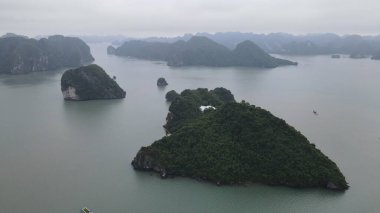 Ha Long Körfezi, Vietnam - 26 Kasım 2022: 