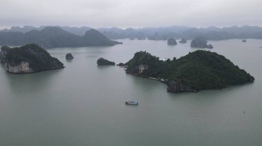 Ha Long Körfezi, Vietnam - 26 Kasım 2022: 