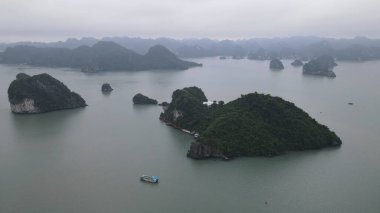 Ha Long Körfezi, Vietnam - 26 Kasım 2022: 